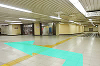 3.地下道を直進すると広い曲がり角があり、ここを左折します。