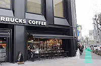 9.スターバックスを左手に、直進します。